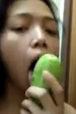 laura-colmek-pakai-timun-gede