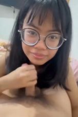 bocil-kacamata-bantu-sepong