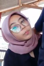 cewek-hijab-bantu-ngocokin